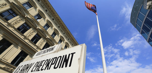 Checkpoint Charlie: die Brücke der Spione - Schnauze Designs Berlin