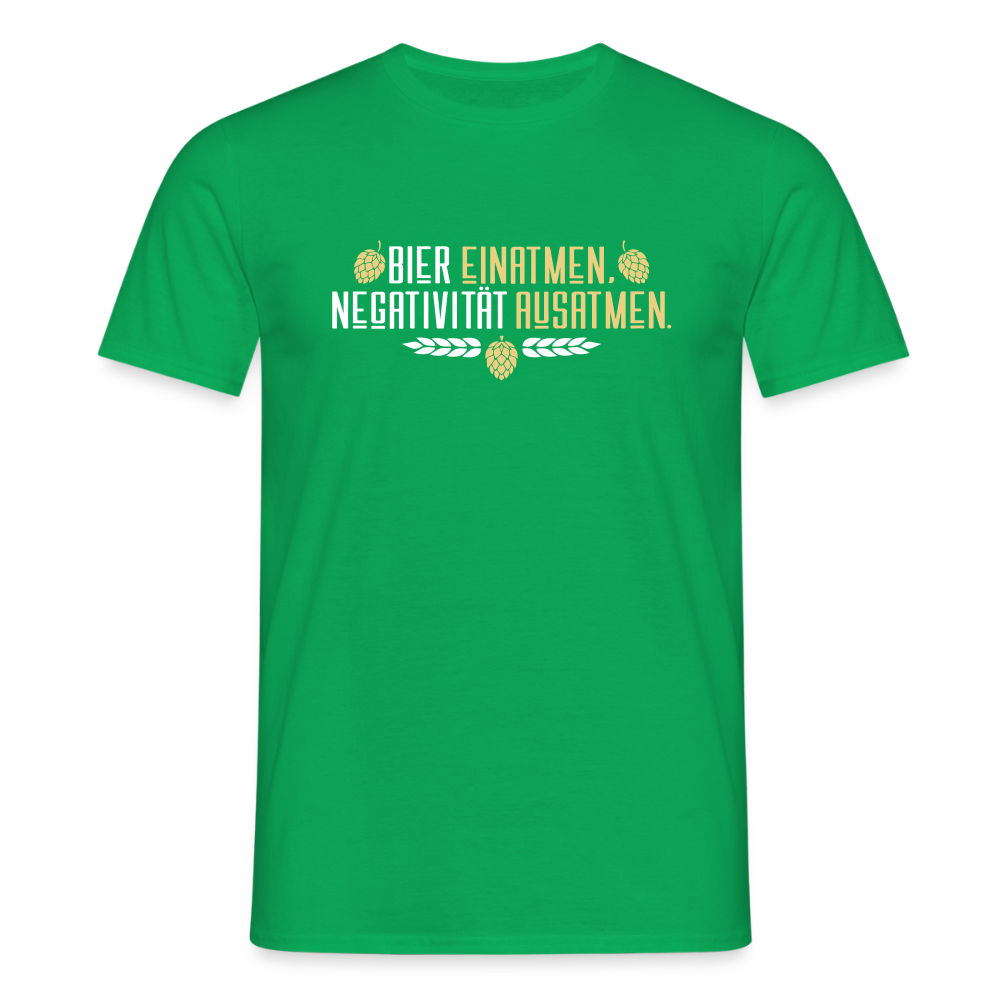 Bier einatmen, Negativität ausatmen. - Männer Premium T-Shirt - Kelly Green