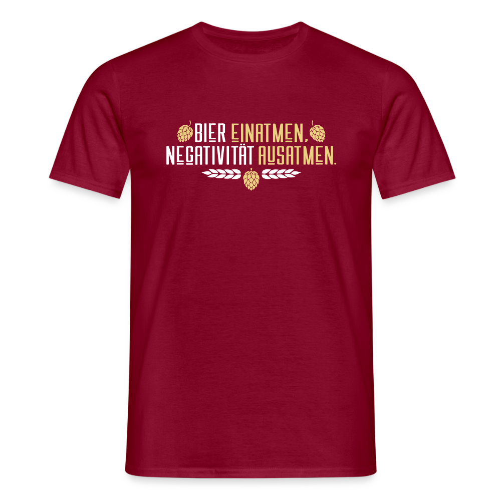 Bier einatmen, Negativität ausatmen. - Männer Premium T-Shirt - Ziegelrot