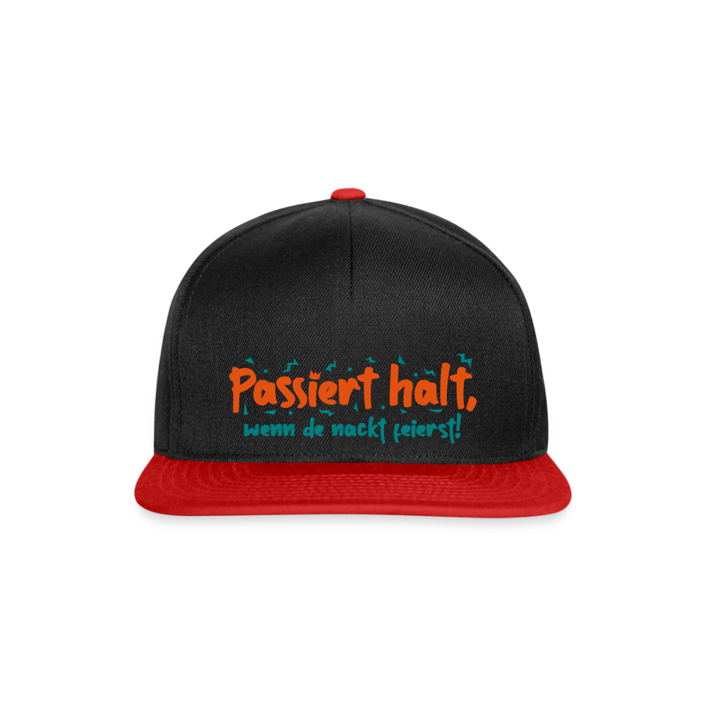 Passiert halt, wenn de nackt feierst! - Snapback Cap - Schwarz/Rot