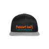 Passiert halt, wenn de nackt feierst! - Snapback Cap - Schwarz/Grau