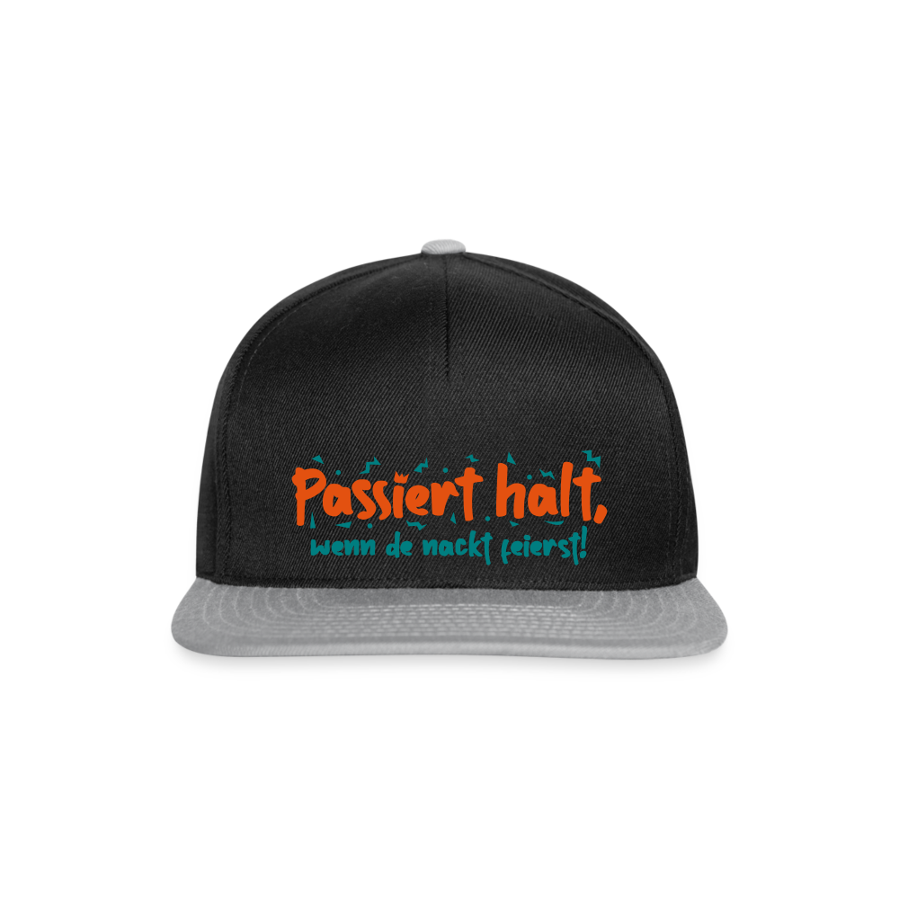 Passiert halt, wenn de nackt feierst! - Snapback Cap - Schwarz/Grau