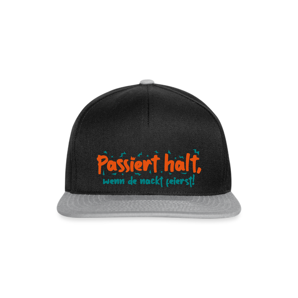 Passiert halt, wenn de nackt feierst! - Snapback Cap - Schwarz/Grau