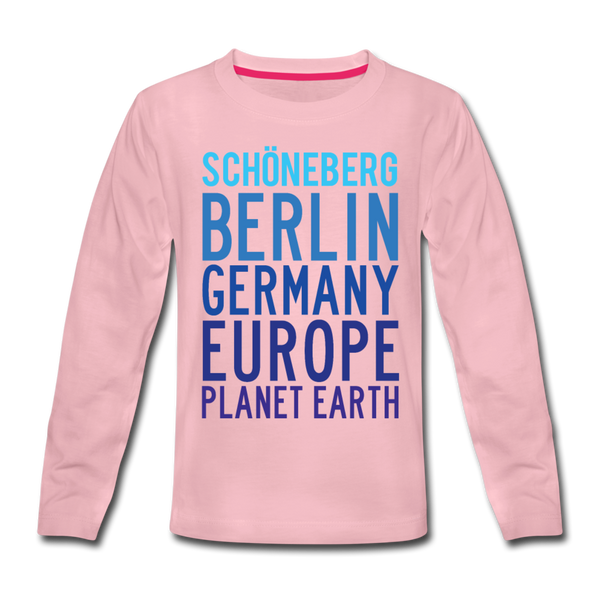 Das Kinder Langarmshirt zeigt das Schöneberg Planet Earth Motiv.